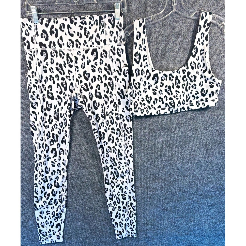 Women's Fabletics 2pc Set Medium Leggings Stretch Animal Print Large Bra